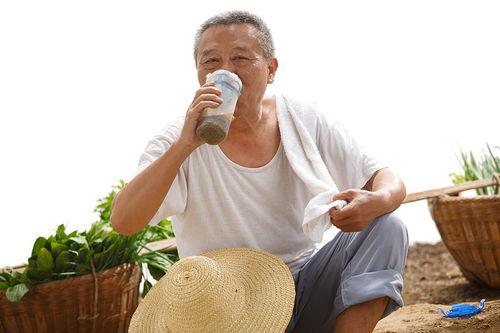 吃老汉瓜喝水好吗,吃老汉瓜，喝水更佳