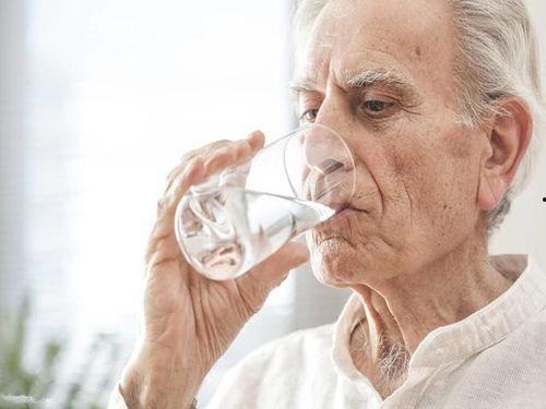 吃老汉瓜喝水好吗,吃老汉瓜，喝水更佳