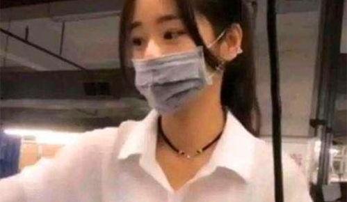 女生带口罩吃瓜