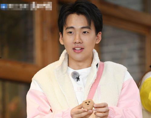 成毅吃瓜围兜,趣味瞬间，萌态十足