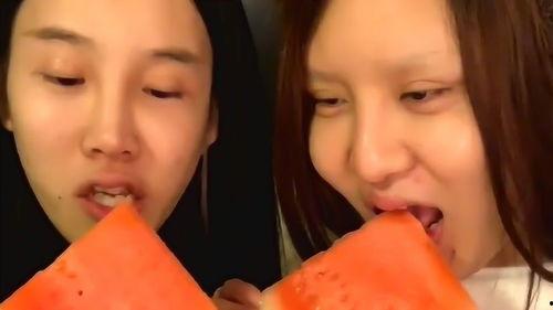 女孩吃瓜挑战,女孩吃瓜挑战席卷社交媒体