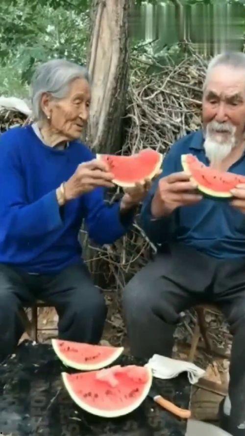 老奶奶吃瓜