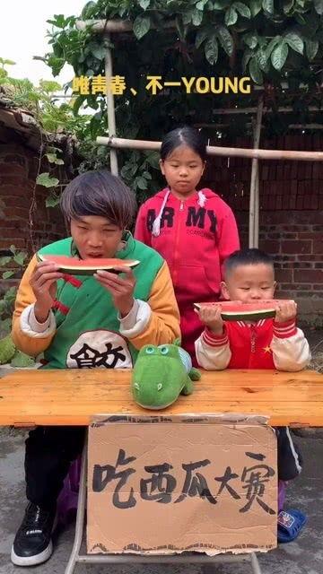 瓜田吃瓜搞笑视频,搞笑视频带你领略欢乐时光