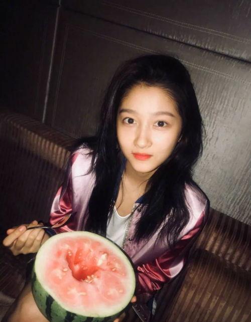 瓜地吃瓜鹿晗关晓彤,揭秘鹿晗与关晓彤的甜蜜爱情故事