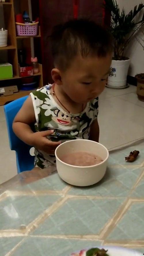 婆婆非让孩子吃瓜,引发家庭温馨趣事