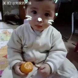 宝宝吃瓜吃的真棒,萌态十足引围观