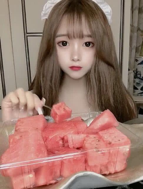 吃瓜国外小姐姐,揭秘异国风情下的娱乐热点