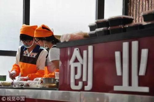 奶茶店吃瓜男女,男女互动背后的情感纠葛