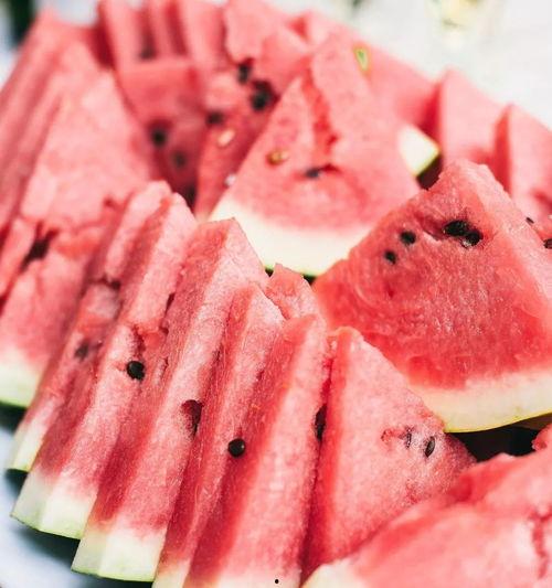 夏天就是吃瓜图片,瓜果飘香——夏日吃瓜图鉴