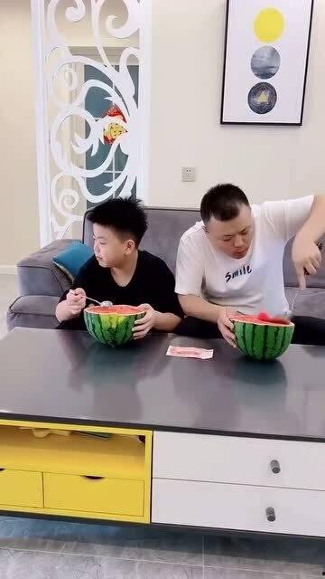 哥哥吃瓜的视频  第2张