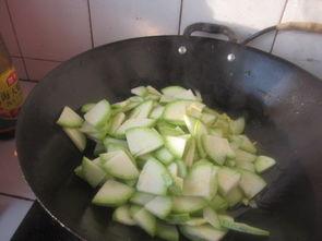 西葫芦瓜炒着吃  第2张