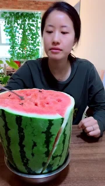 老婆吃瓜的图片  第2张