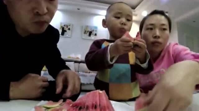 老婆吃瓜的图片  第3张